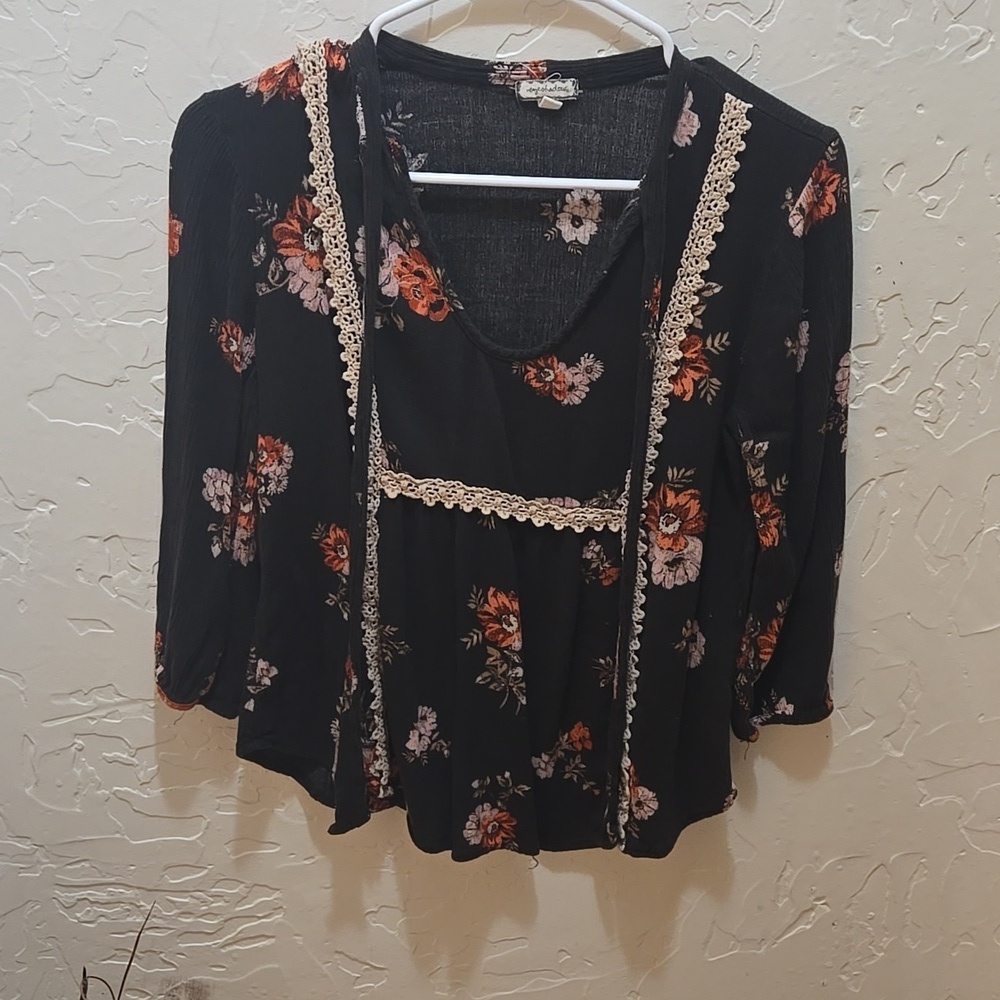 3/$10 Eyeshadow Brown Floral Blouse with Lace Trim